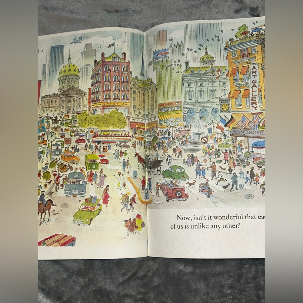 People by Peter Spier, Vintage Paperback, Extra Large Book, 1980 - Picture 7 of 8